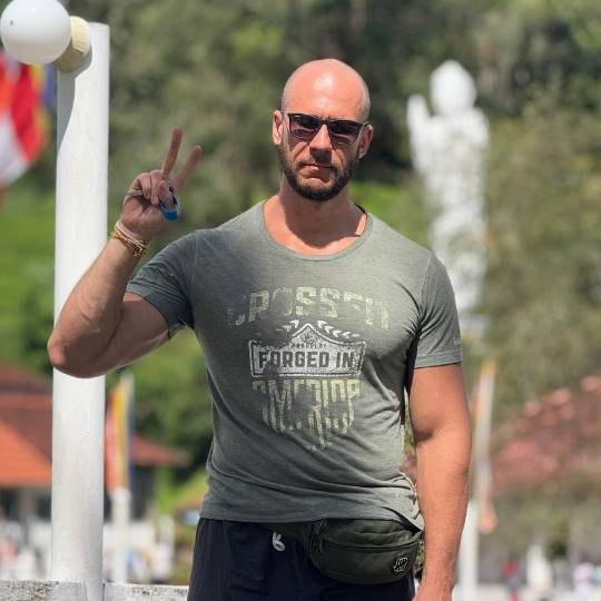 Дизайнер интерьеров есть?